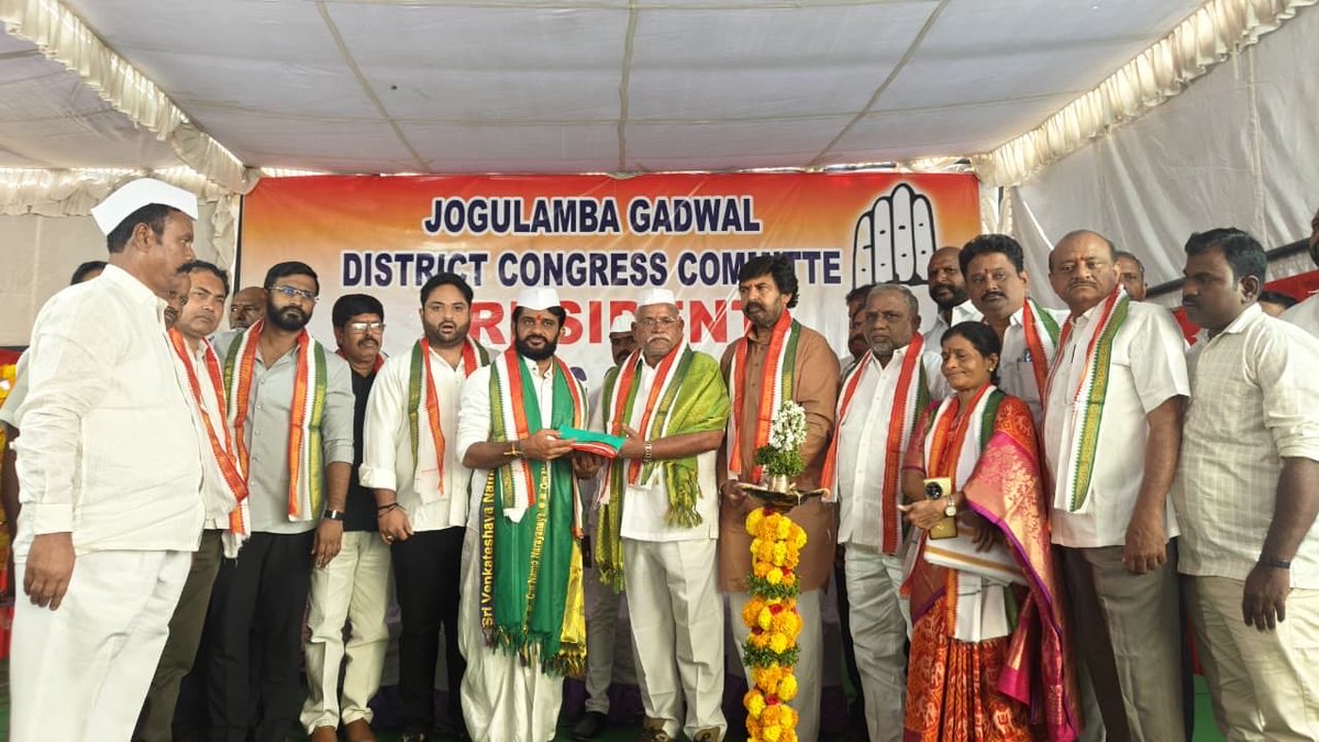 VenkatBalmoor's tweet photo. జోగులాంబా గద్వాల్ జిల్లా కాంగ్రెస్ పార్టీ అధ్యక్షులుగా మలిచేటి రాజీవ్ రెడ్డి గారు ఈ రోజు పదవీ బాధ్యతలు చేపట్టిన సందర్భంగా…కార్యక్రమంలో పాల్గొని, వారికి అభినందనలు తెలపడం జరిగింది. https://t.co/pqRX9HnEG0