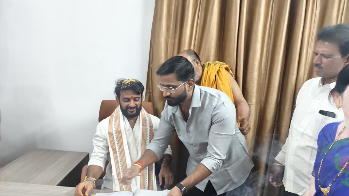 VenkatBalmoor's tweet photo. జోగులాంబా గద్వాల్ జిల్లా కాంగ్రెస్ పార్టీ అధ్యక్షులుగా మలిచేటి రాజీవ్ రెడ్డి గారు ఈ రోజు పదవీ బాధ్యతలు చేపట్టిన సందర్భంగా…కార్యక్రమంలో పాల్గొని, వారికి అభినందనలు తెలపడం జరిగింది. https://t.co/pqRX9HnEG0