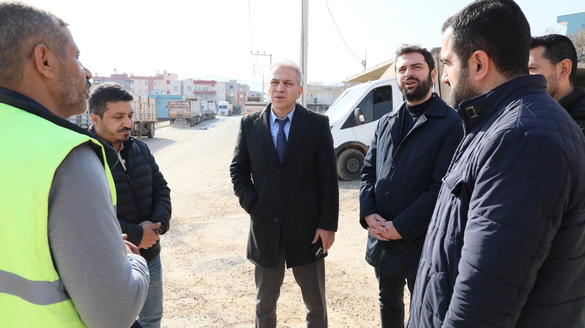 marsugovtr's tweet photo. MARSU Genel Müdürümüz Murat Erçin, beraberindeki Genel Müdür Yardımcımız Güven Bayraktar ile birlikte Artuklu ilçesine bağlı Kabala Mahallesi’nde, yeni yerleşim bölgeleri ile atıksu altyapısı bulunmayan alanların ihtiyaçlarına yönelik başlatılan 2 bin 300 metre uzunluğundaki atıksu hattı döşeme projesini yerinde inceleyerek çalışmalar hakkında bilgi aldı.