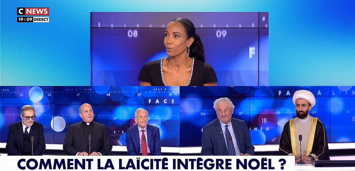LBleuBlancRouge's tweet photo. Un rabbin, un prêtre, un pasteur, un imam réunis sur un même plateau dans la paix, l’entente et la concorde, mais c’est cette même chaine que les abrutis d’extrême-gauche désignent comme la chaîne de la haine, du racisme et de la division. 

Bref. 

Joyeux Noël à vous @CNEWS ! 🎄 https://t.co/yktsB3X6G9
