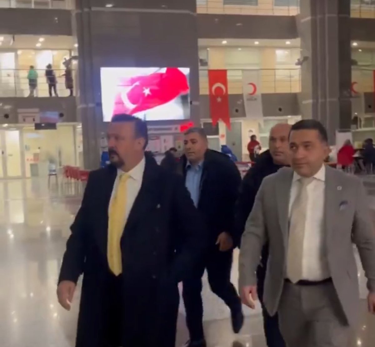 Şöyle dostu olanın sırtı yere gelmez. Bir babadır bizim icin <a href="/torunogullarifb/">Ertan Torunoğulları</a>   

#Fenerbahçe #fener #SadettinSaran #SadettinSaranYalnızDeğildir