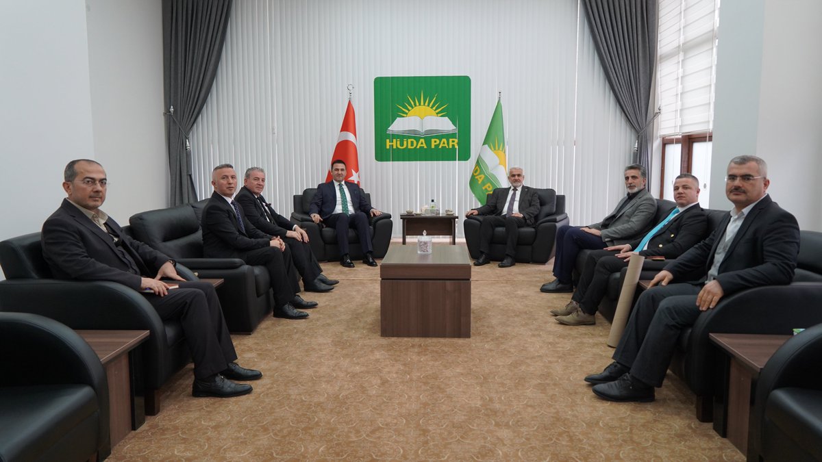 Genel Başkanımız Sayın Zekeriya Yapıcıoğlu, 81 İl Sivil Toplum Kuruluşları Konfederasyonu Genel Başkanı Sami Atıcı ve beraberindeki heyeti Genel Merkezimizde kabul etti.