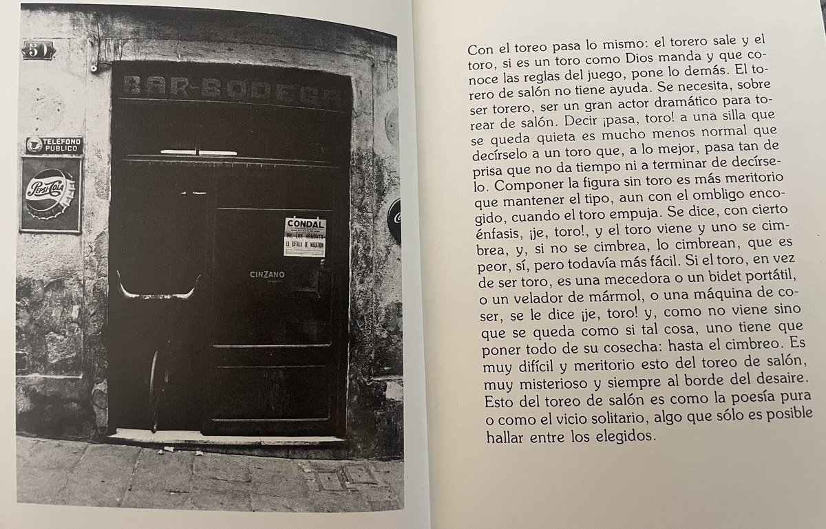 “Toreo de salón” (1963). Farsa con acompañamiento de clamor y murga. Camilo José Cela. El divertido ensayo está estructurado como comentarios a fotografías (famosas y bien conocidas por aquí) de Maspons y Ubiña. “Es más fácil torear un miura que torear de salón”