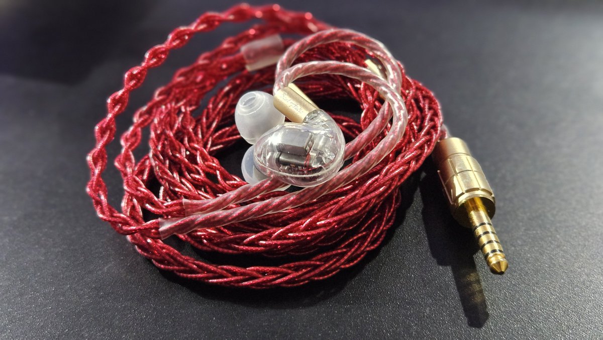 eear_kayachan's tweet image. my new gear…

「Beat Audio Vermilion MKII 8Wire」

サンタさんからプレゼントｷﾀー！🎅🏻
SE846に合わせたいな～とずっと前から思っていたのです…！

クリスマスカラーにするために併せてEmerald MKII 8Wireもお願いしましたが、サンタさんの予算オーバーだったそうです🎄