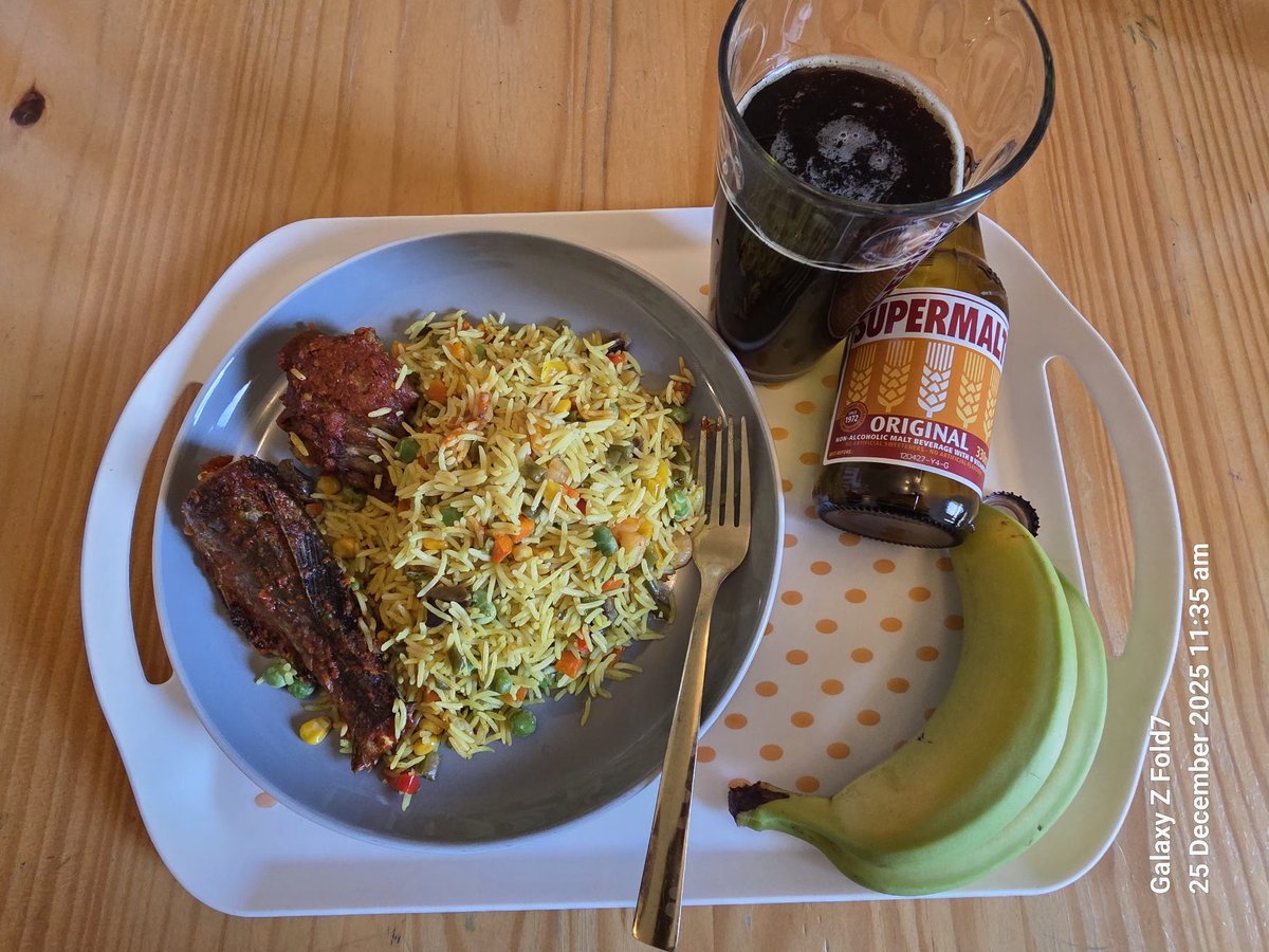 olajideobe's tweet photo. Merry Christmas 🎄

Fried rice, turkey, fish, banana and a bottle of malt drink. https://t.co/qRVWGGfpXS