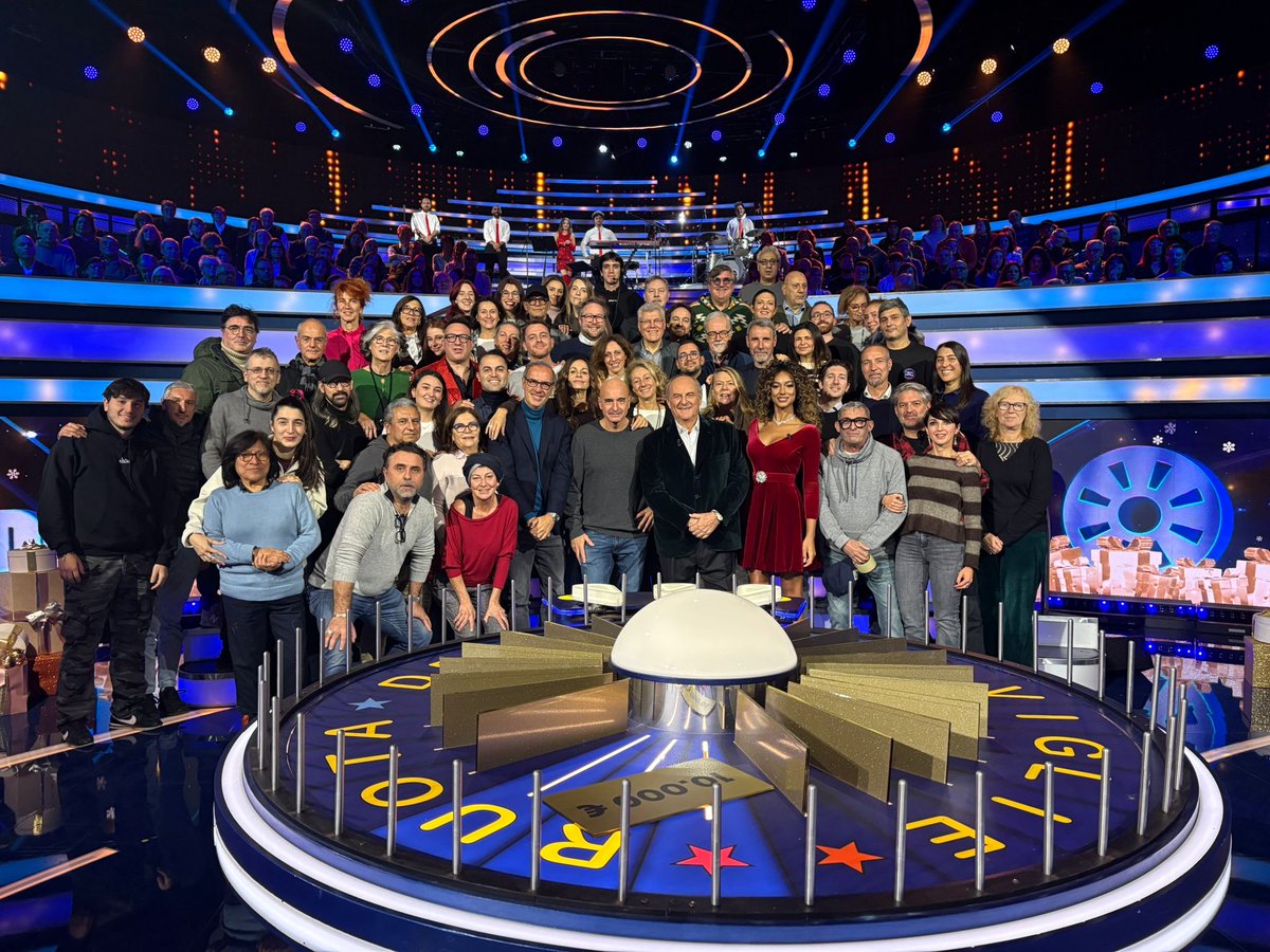 ggiovalli's tweet photo. Auguri da tutti noi #LaRuotaDellaFortuna https://t.co/Si7oIB9aaa