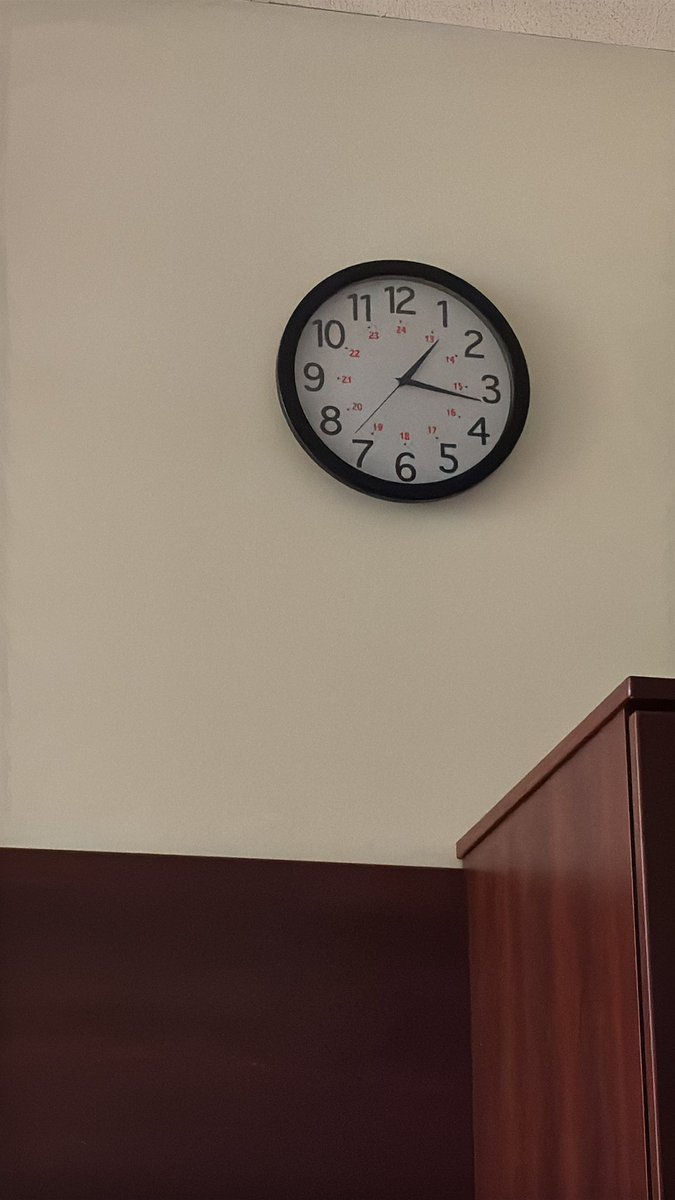 CLCCAWatchdog's tweet photo. Very sad when a hospital like @HCA Houston Healthcare Clear Lake is too cheap to replace a battery in the wall clock in a patient’s room . And HOW MUCH do they charge patients and insurance companies for the rooms??!!?? https://t.co/TgvRR29WOd