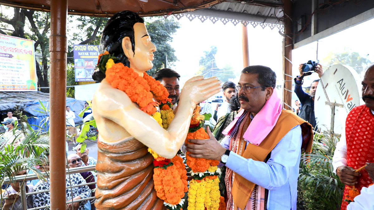 dpradhanbjp's tweet photo. ରେଢ଼ାଖୋଲ ଠାରେ ମହିମା ଧର୍ମର ପ୍ରବର୍ତ୍ତକ ସନ୍ଥକବି ଭୀମ ଭୋଇଙ୍କ ପ୍ରତିମୂର୍ତ୍ତିରେ ଶ୍ରଦ୍ଧାଞ୍ଜଳି ଅର୍ପଣ କରିବାର ସୌଭାଗ୍ୟ ଲାଭ କଲି । https://t.co/FW0l7tmgPV