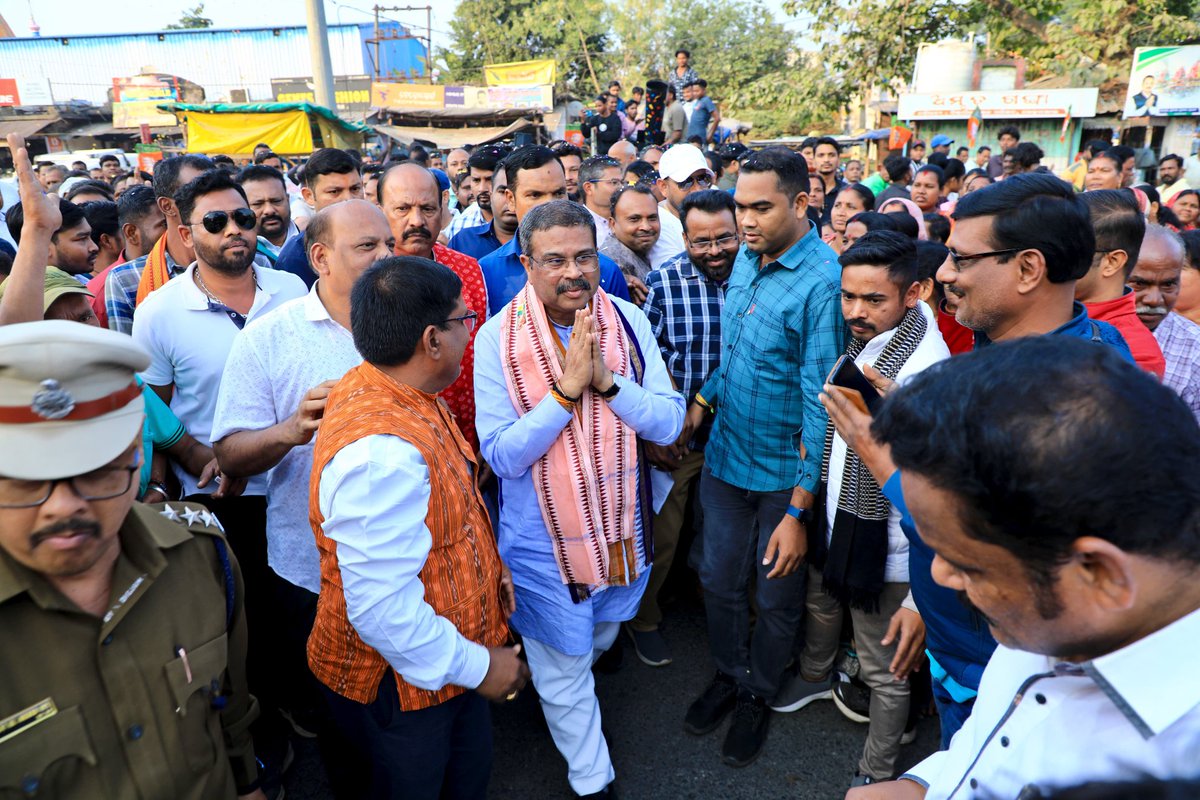 dpradhanbjp's tweet photo. ରେଢ଼ାଖୋଲ ଠାରେ ମହିମା ଧର୍ମର ପ୍ରବର୍ତ୍ତକ ସନ୍ଥକବି ଭୀମ ଭୋଇଙ୍କ ପ୍ରତିମୂର୍ତ୍ତିରେ ଶ୍ରଦ୍ଧାଞ୍ଜଳି ଅର୍ପଣ କରିବାର ସୌଭାଗ୍ୟ ଲାଭ କଲି । https://t.co/FW0l7tmgPV
