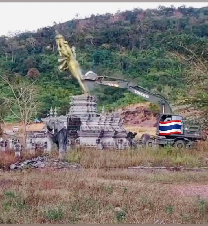 panhaneath157's tweet photo. Thailand’s acts of destruction against the statue of Lord Vishnu, honored by millions in Hinduism, are unacceptable.

Fact: The statue was built by Cambodia over two decades ago on Cambodian soil, about 400m from the border, on the Cambodian side.
#India #ThailandInvadedCambodia https://t.co/HcmYyaiPvp