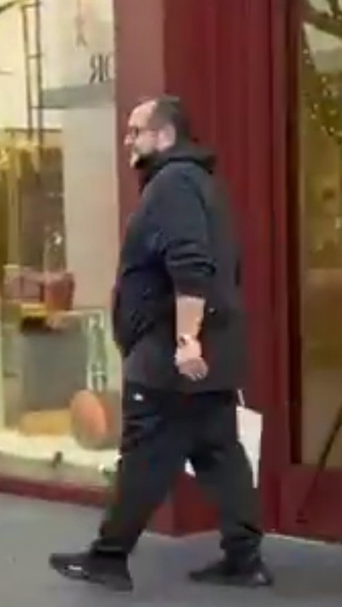 LOVREGA's tweet image. Este puerco que ayer vestía ropa de paca, hoy compra en Hermes. 

Los chairos muertos de hambre aplauden.