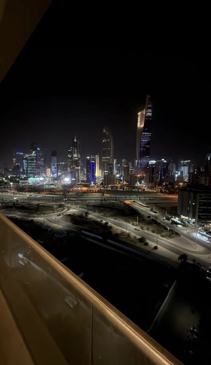 مابين صدري والمقابر علاقات
بالاسم والمعنى ودفن الضحيه.

الفرق ب ان المقبرة تدفن اموات 
وانا دفنت أشياء بالصدر  حيه