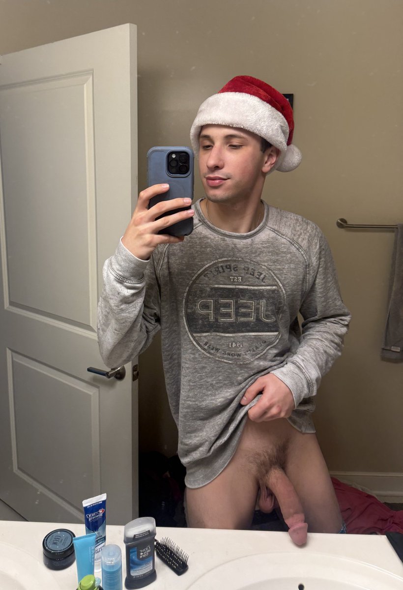 TylerJones2122's tweet photo. Merry Christmas. I hope Santa brings you a cute hung twink 😈 https://t.co/VG4SRp6fbA