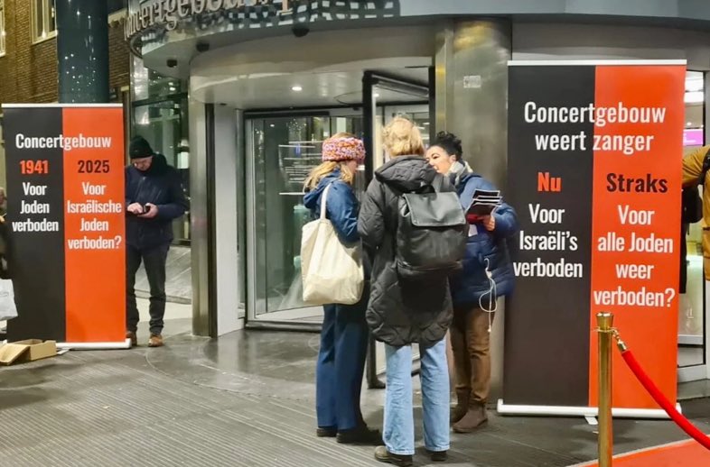 EenExWokeDocent's tweet image. “Altijd vertelde ze over de afloop van de oorlog. Er was niemand die haar kwam ophalen. Bijna iedereen in haar familie was vermoord. Pas vorig jaar kwam ik erachter dat ze met haar ouders in een Joodse buurt woonde. Alle gezinnen om hen heen waren weggehaald door de Duitsers en…