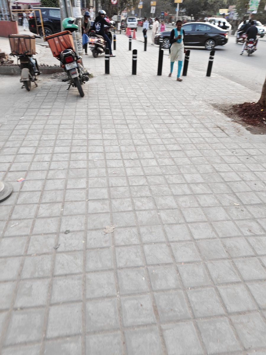 knifeandroses's tweet photo. @EASTCITYCORP Whitefield Main Road covered by 5 feet of silt. Opposite to Anand Sweets, Svastha. Imagine the dust that is  suspended when any vehicles pass by, + this road is also used by heavy trucks.

Look at footpath. Who wants to walk to get covered by dust?

@MALimbavali https://t.co/KmFgDlQ8Y1