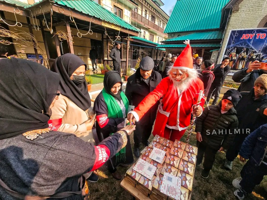 AsimaN121's tweet photo. Scenes of devotion and harmony as the Christian community marks Christmas at Holy Family Catholic Church in Srinagar, celebrating faith, love, and unity.
#SahilMir https://t.co/eaNCTGruFi