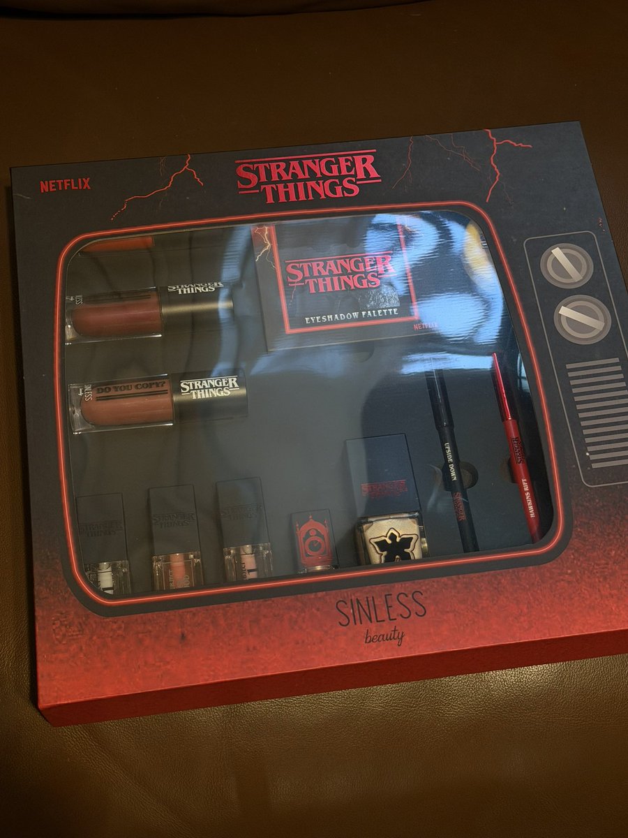 guitaroflacy's tweet photo. as a girl who loves make up and stranger things this is everything to me! 💗 https://t.co/an6A2aRvDv