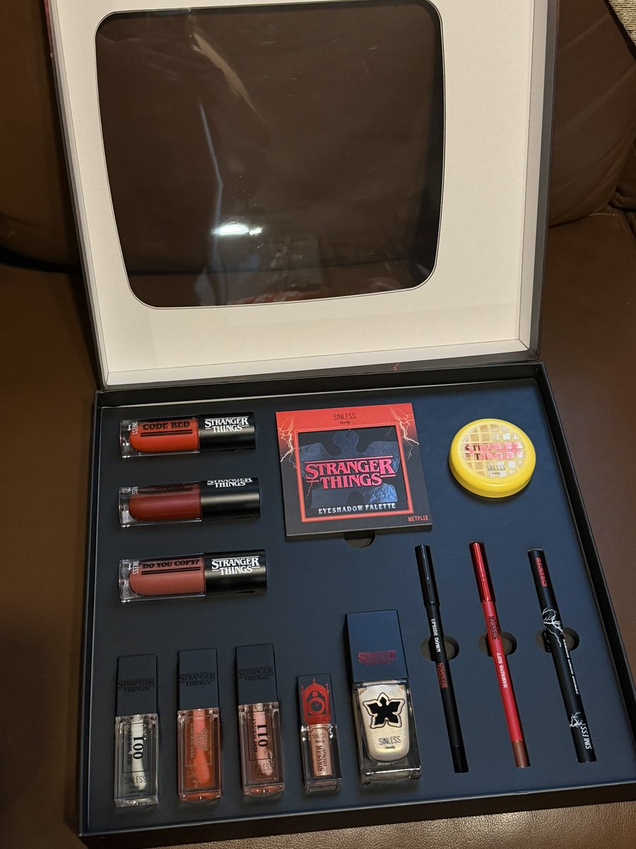 guitaroflacy's tweet photo. as a girl who loves make up and stranger things this is everything to me! 💗 https://t.co/an6A2aRvDv