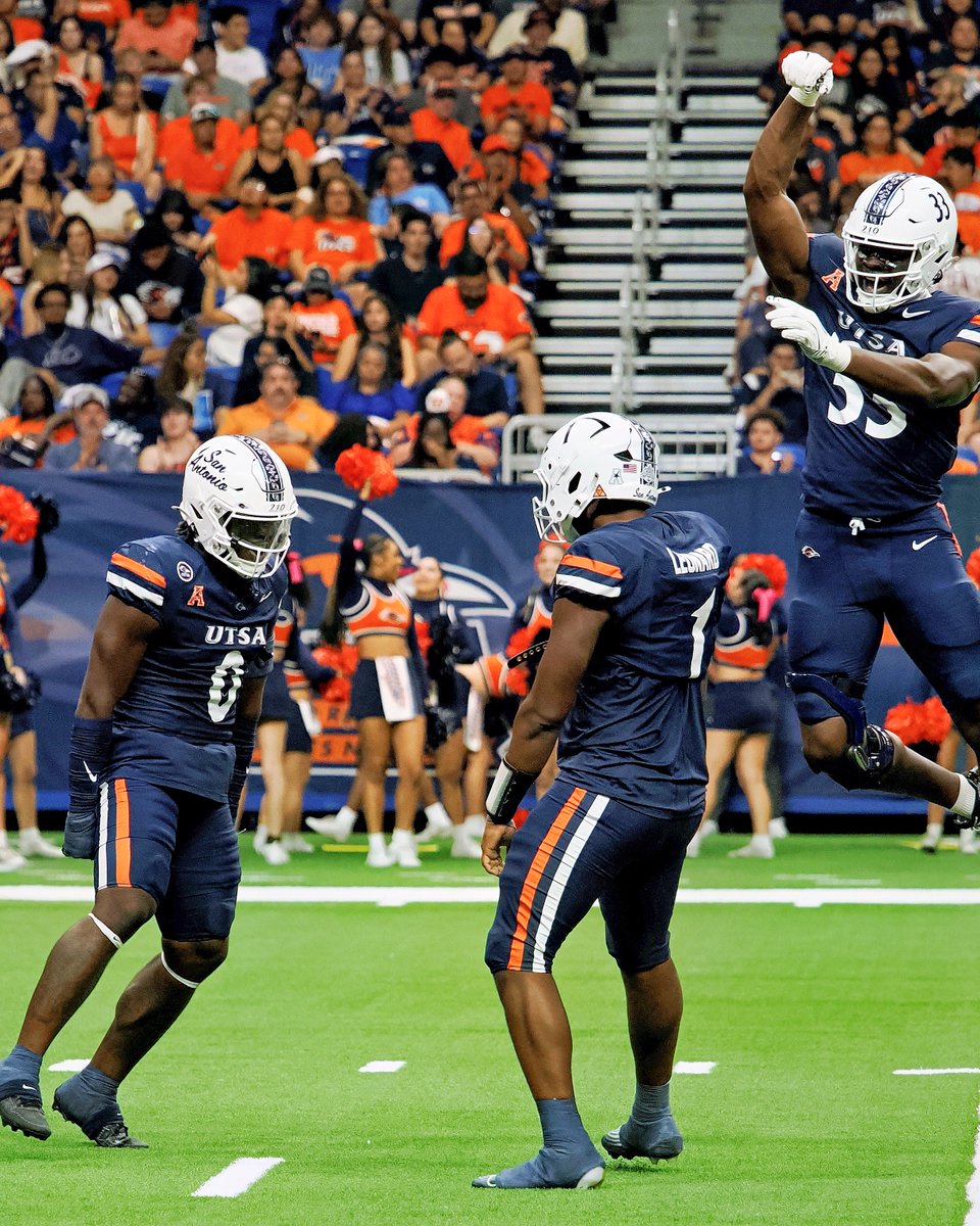UTSAFTBL's tweet image. Making their sixth straight bowl appearance, the UTSA Roadrunners are set to face FIU in the SERVPRO First Responder Bowl on Friday night in Dallas.

📰 utsa.pro/25fbpreview_fiu

#210TriangleOfToughness | #210wned