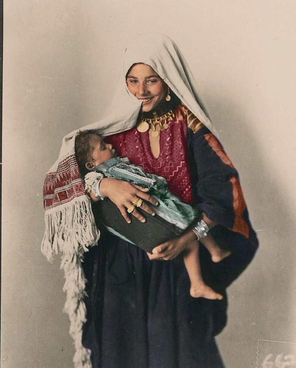 Palestinian mother with her child, 1920. Photo by Khalil Raad (1854-1957)

#MerryChristmas