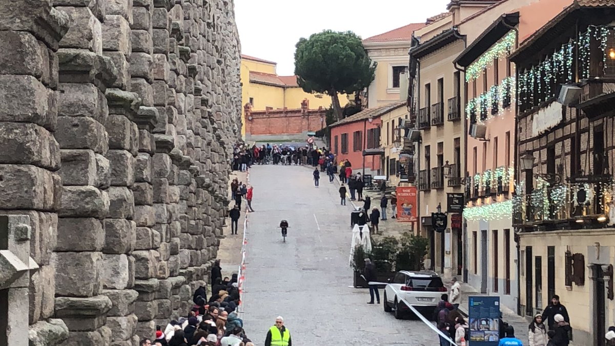 pedrodelgadoweb's tweet photo. Una cita que nunca fallo cada año, es la #carreradelpavosegovia sin cadena
Una tradición con ya 90 años celebrando la Navidad en bici.
El frío y la nieve no nos han hecho dudar un ápice en participar.
Es más fácil ganar @LeTour o @lavuelta que está carrera popular. 😉 https://t.co/5BzA6FsoGU