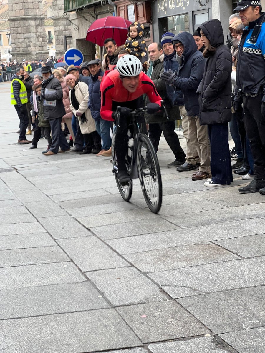 pedrodelgadoweb's tweet photo. Una cita que nunca fallo cada año, es la #carreradelpavosegovia sin cadena
Una tradición con ya 90 años celebrando la Navidad en bici.
El frío y la nieve no nos han hecho dudar un ápice en participar.
Es más fácil ganar @LeTour o @lavuelta que está carrera popular. 😉 https://t.co/5BzA6FsoGU