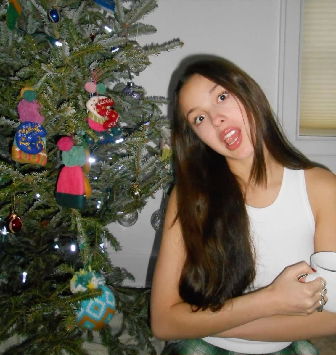 OliviaRodrigoHQ's tweet photo. Merry Christmas to all livies who celebrate!! 🎄🎁🎅🏼 https://t.co/P3ORw9uONT