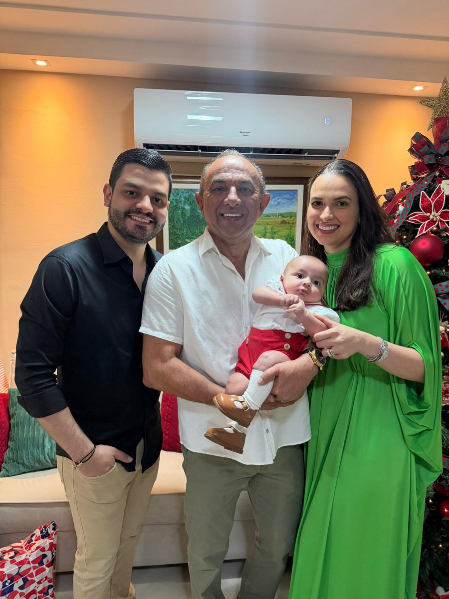 MarcioGuedesM's tweet photo. Primeiro Natal de Luiz Eduardo, melhor presente dado pela minha filha e genro. Vovô babando! https://t.co/S992NaHgL3