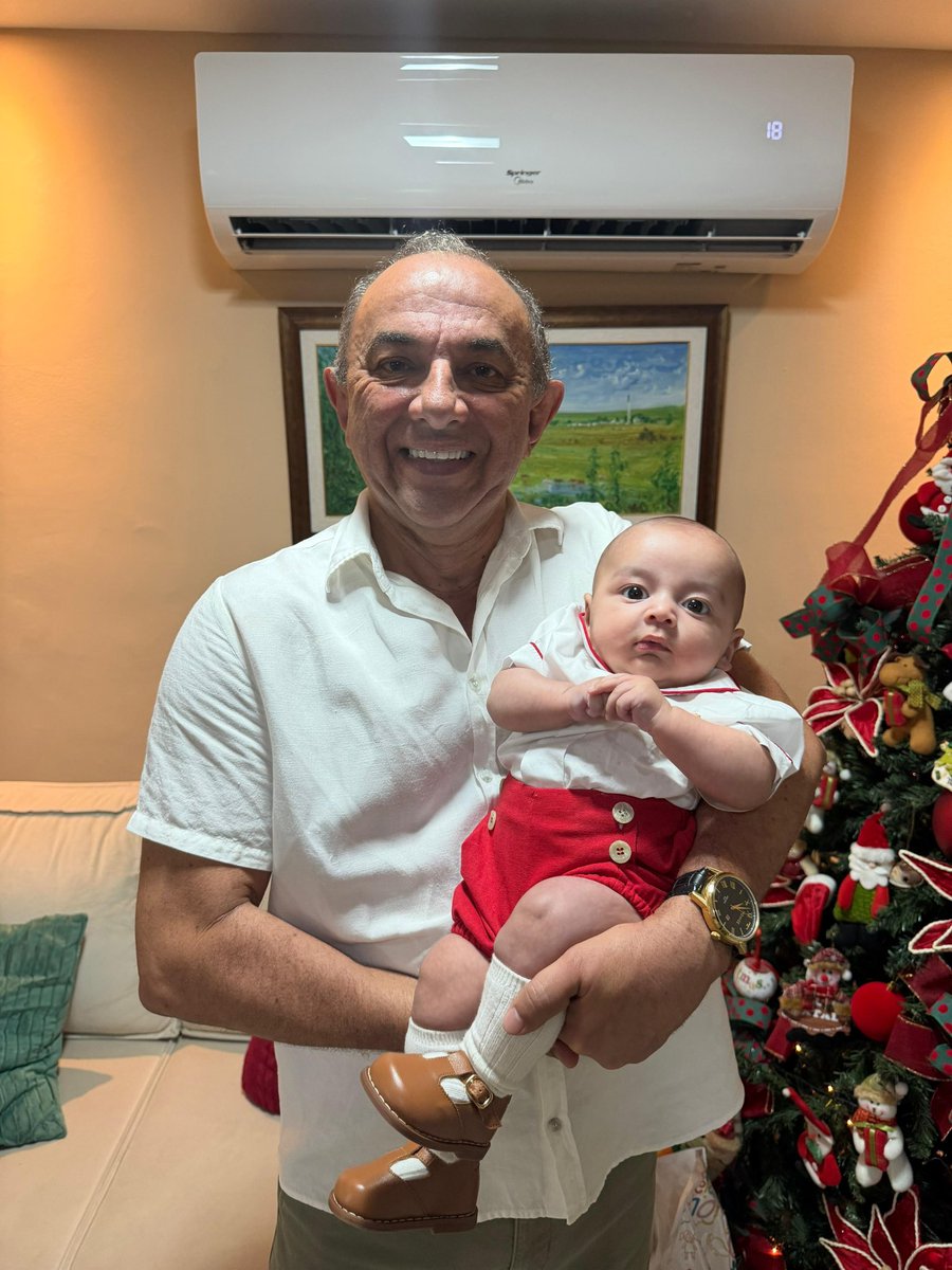 MarcioGuedesM's tweet photo. Primeiro Natal de Luiz Eduardo, melhor presente dado pela minha filha e genro. Vovô babando! https://t.co/S992NaHgL3