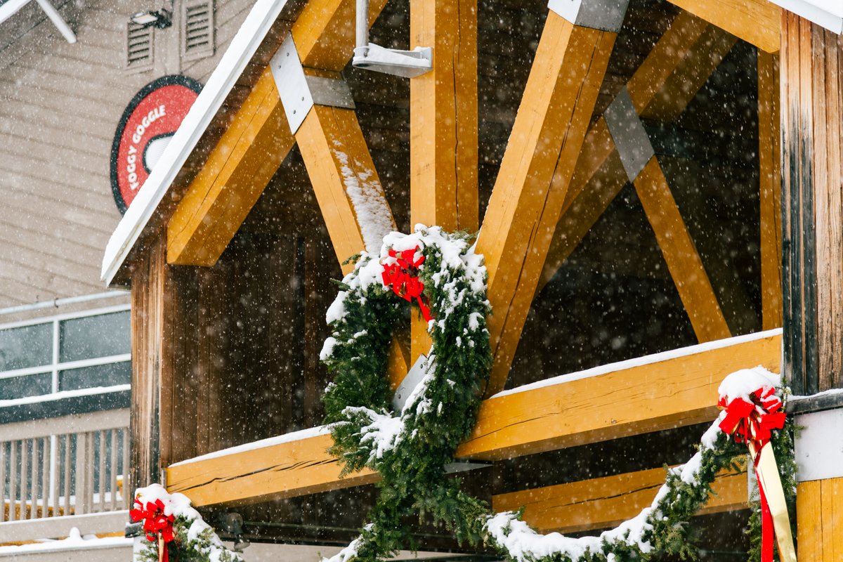 sundayriver's tweet image. We are clearly on the good list this year because we've got two more presents for you in the form of fresh Christmas flakes and snowmaking starting on White Heat.

White Heat images from 12/24