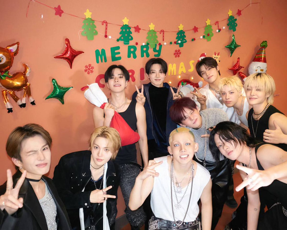 as0ahi's tweet image. 皆様にクリスマスの平和が訪れますように。メリークリスマス、テウメ。あなたと大切な人たちが一緒に写っている写真も忘れずにアップロードしてくださいね。