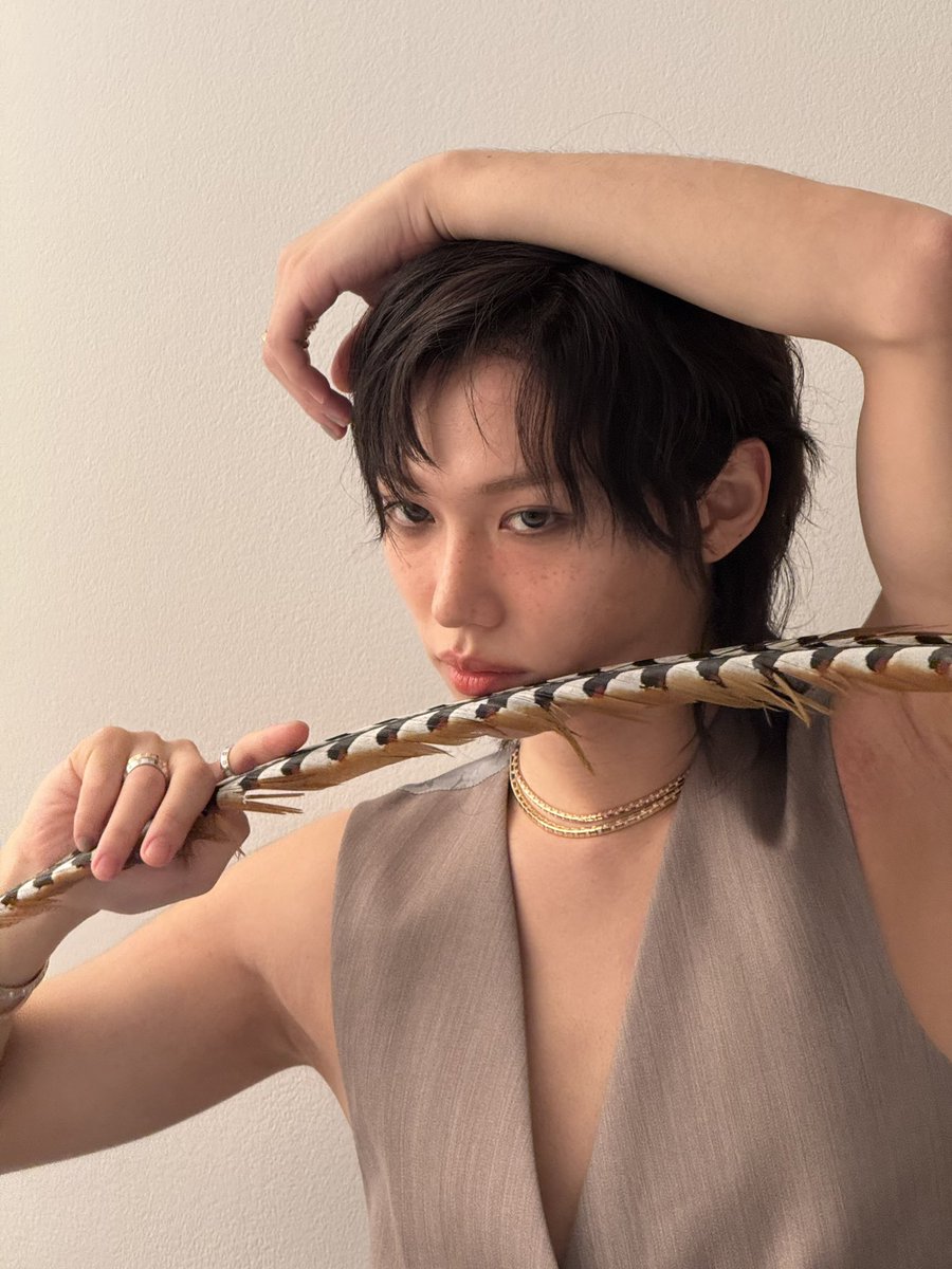 sunllmn's tweet image. a jyp ta colocando estrogenio na agua desse menino nao eh possivel