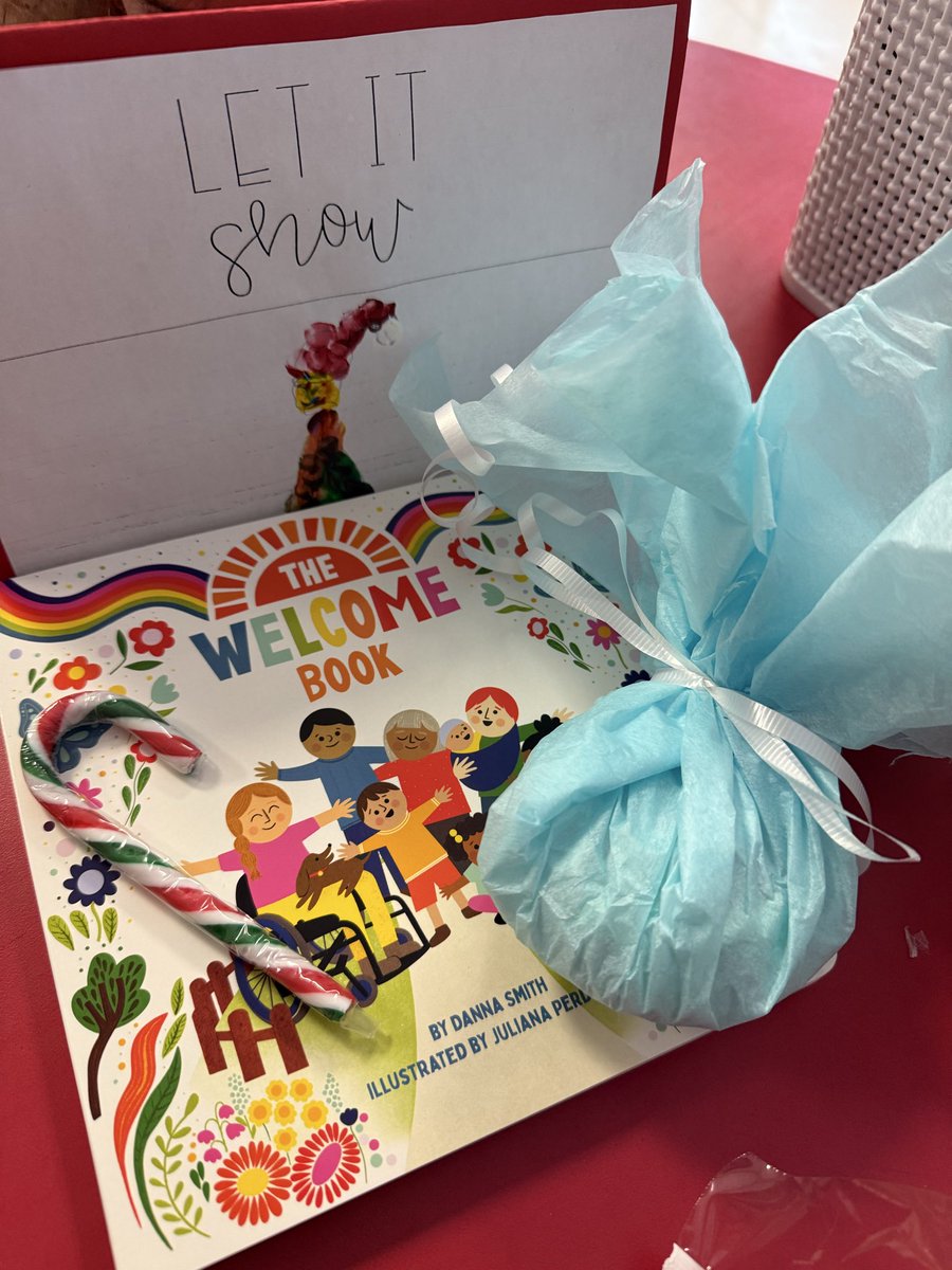EduInvInspire's tweet photo. ❄️✨ Holiday joy in our classroom! Our Ss created winter ornaments and fingerprint cards to gift their families. 📚 Huge thank you to @FirstBookCanada for donating storybooks for all Primary Ss and especially for newcomers to Canada. It brightened our Ss day! @CHPSYRDSB https://t.co/mF12djQ9Ac