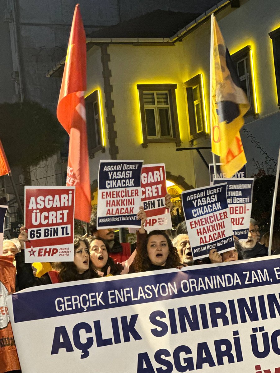 🔴 Açlık sınırının altında asgari ücreti reddediyoruz!

Asgari Ücret İnisiyatifi bileşenleri ile, sermaye iktidarının milyonları sefalete sürükleyen asgari ücret rakamını kabul etmiyoruz demek için Alsanca ÖSYM önünde buluştuk.