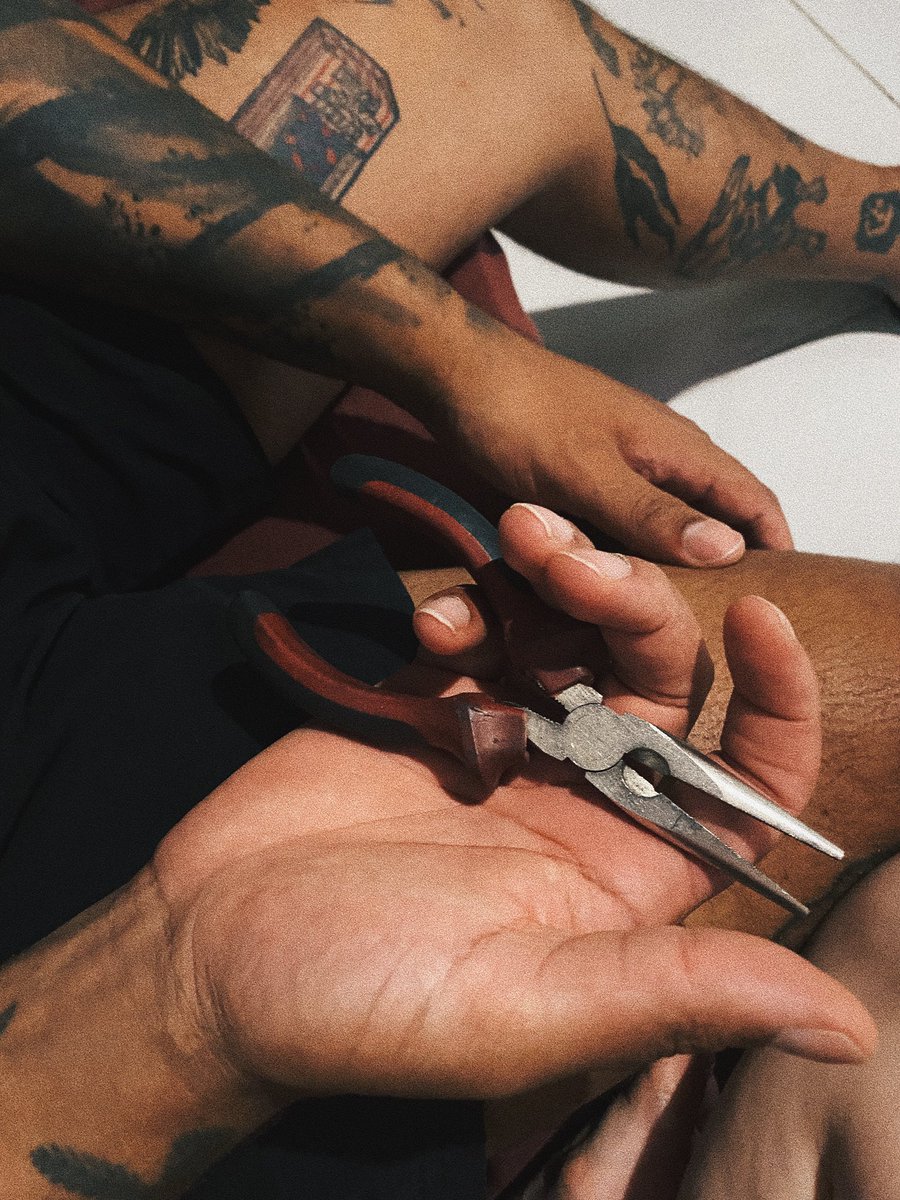 eu: não consigo tirar o piercing me ajuda 

o diego: não diga mais nada