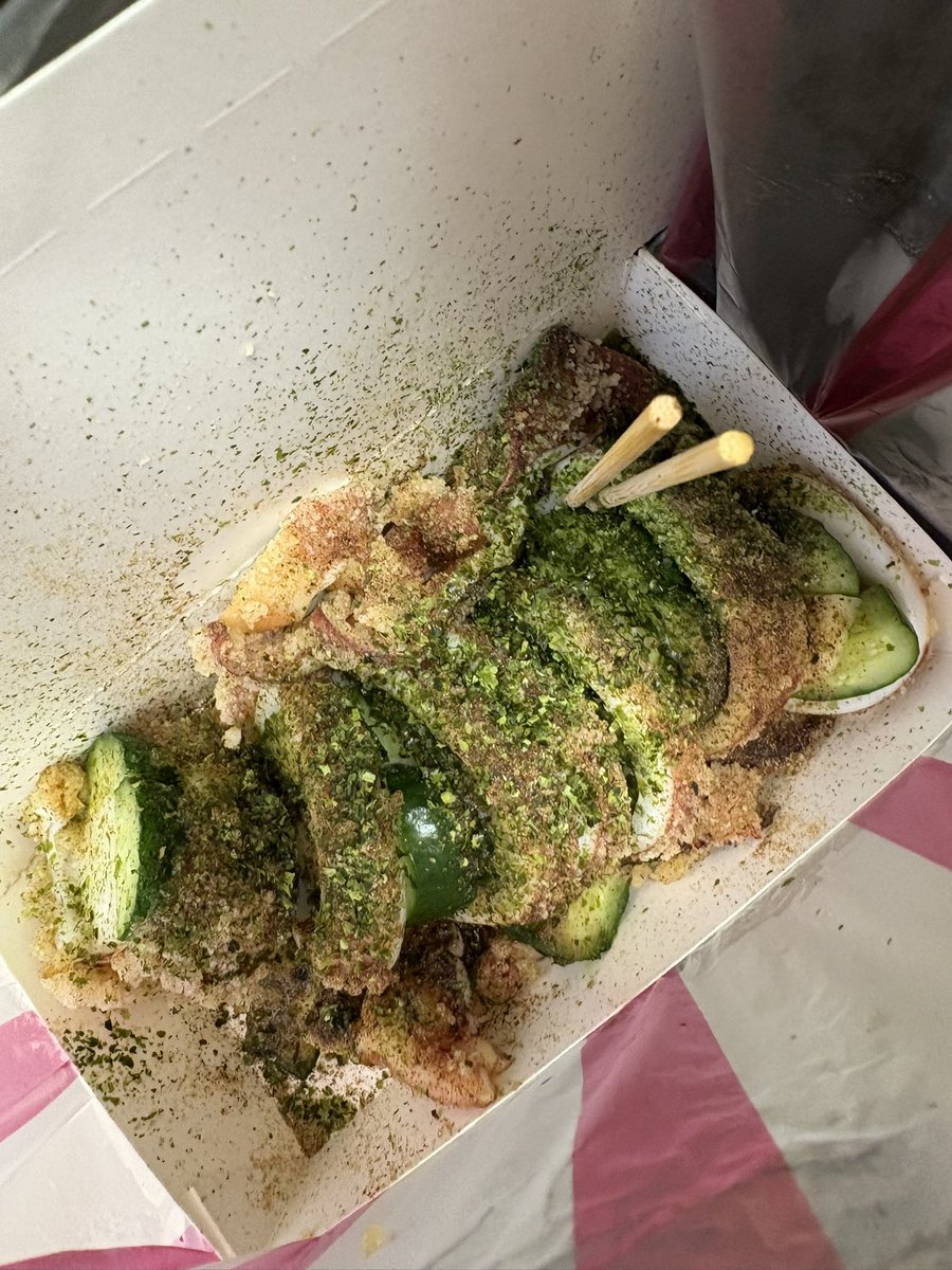 明日午後には発つのに、台湾で食べたのがコンビニ飯だけだったことに自分でも驚いていたら、列形成の時から優しくしてくれてたお姉さんたちが公演後に夜市へ誘ってくれた🥲💓
嘉代子ちゃんおすすめの爆漿脆皮魷魚食べた🦑美味しかった〜！！🥳🤞🏻あたたかい思い出がまた増えた🥰