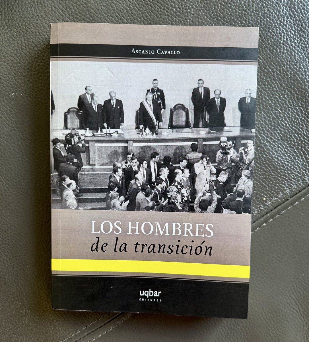 “El general despierta de la somnolencia y retoma el hilo: ahora, en unos minutos más, contra todo lo que decían y murmuraban, va a entregar el poder. Será el primer presidente militar de América que haya regido por un periodo tan extenso y que asista a una ceremonia como esta”.