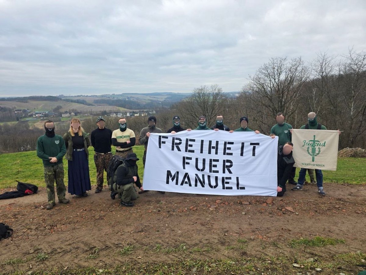 (1/2) 
Anlässlich einer Wanderung von #Zwickau ins Erzgebirge entstanden diese Bilder.  Am 20.12. machte sich eine größere Gruppe Aktivisten der NRJ Westsachsen von Zwickau auf den Weg und wanderte an den Silberteich in Bad Schlema wo in dem 4 Grad kalten See gebadet wurde.