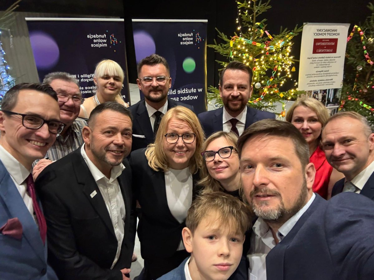❤️Wigilia bez Samotności.🎄
Wczorajsze wydarzenie zgromadziło ponad 1000 osób. Ogromne brawa należą się <a href="/wolnemiejsce/">Fundacja Wolne Miejsce</a> za to wielkie dzieło dobra. 
Na stołach nie zabrakło tradycyjnych potraw i świątecznych wypieków. 
Dziękuję za wszystkie rozmowy, uśmiechy i serdeczne życzenia.