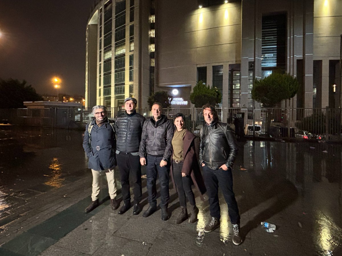 Yayın yolundayız, bekliyoruz!

Canlı yayın linki 👇

youtube.com/watch?v=oxG1ja…