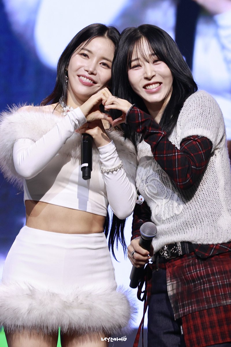 My_Skyy_'s tweet photo. 251225 DJB 크리스마스 파티🎄

사랑한다🫶🏻

#마마무 #마미무플러스 #솔라 #문별 #MAMAMOO #MAMAMOOPLUS #SOLAR #MOONBYUL https://t.co/vttALTmcAs