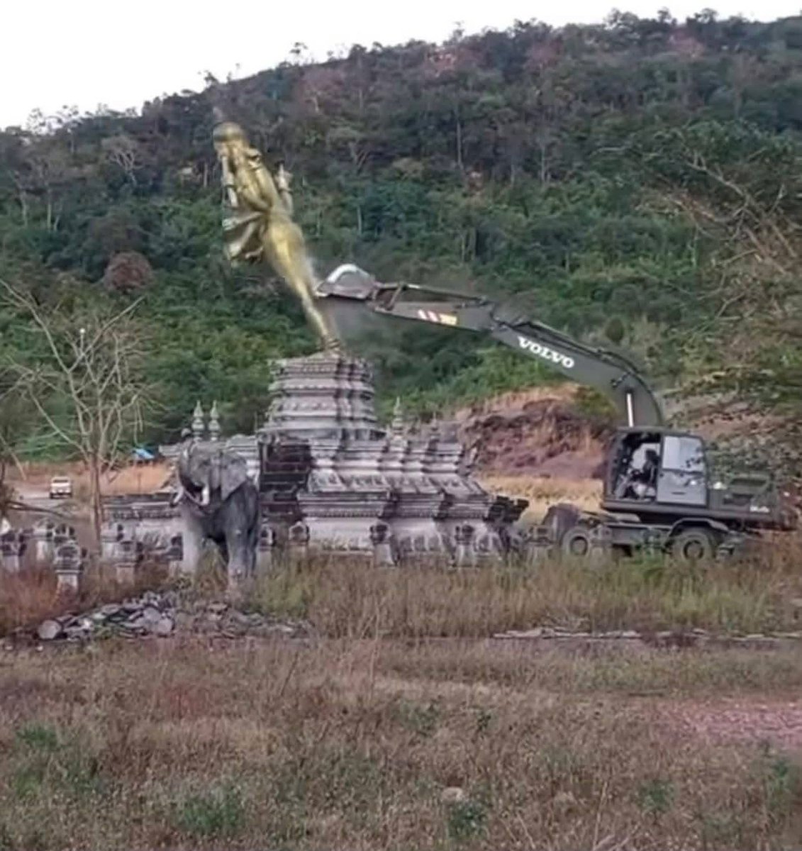 ChhunlinSrin's tweet photo. Thailand, waging war against Lord Vishnu (God in Hinduism) is not good. Noted: the statue was built by Cambodia in Cambodia territory over a decade ago. https://t.co/nAHT62Q8bH