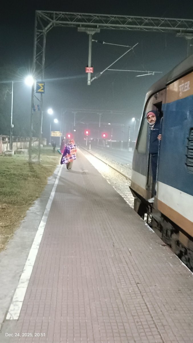 वो ट्रेन का स्टाफ था, गेट पे ही खड़ा रहा उम्र भर,
लोग मंज़िलों तक पहुँचे, उसका सफ़र वहीं ठहर गया।
सीटी उसकी थी, पर सफ़र किसी और का था,
हर रोज़ रवाना हुआ, मगर खुद कहीं न उतर गया।
तालियाँ यात्रियों को मिलीं, शुक्रिया किसी ने न कहा,
जो सफ़र चलाता रहा, वही सबसे पीछे रह गया।