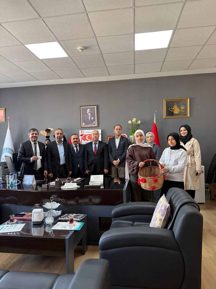 Akdeniz Anadolu İmam Hatip Lisesi’ne müdür olarak tayin edilen Kamil Mercan’a hayırlı olsun ziyaretinde bulunduk.MÜ İlahiyat Fakültesi Dekanı Prof.Abdulvahid Sezen,Dekan Yrd. Doç.HasanTelli,Öğrt. gör. Ali Ersen Özyurt ile yaptığımız ziyarette,Kamil Mercan’abaşarılar diledik