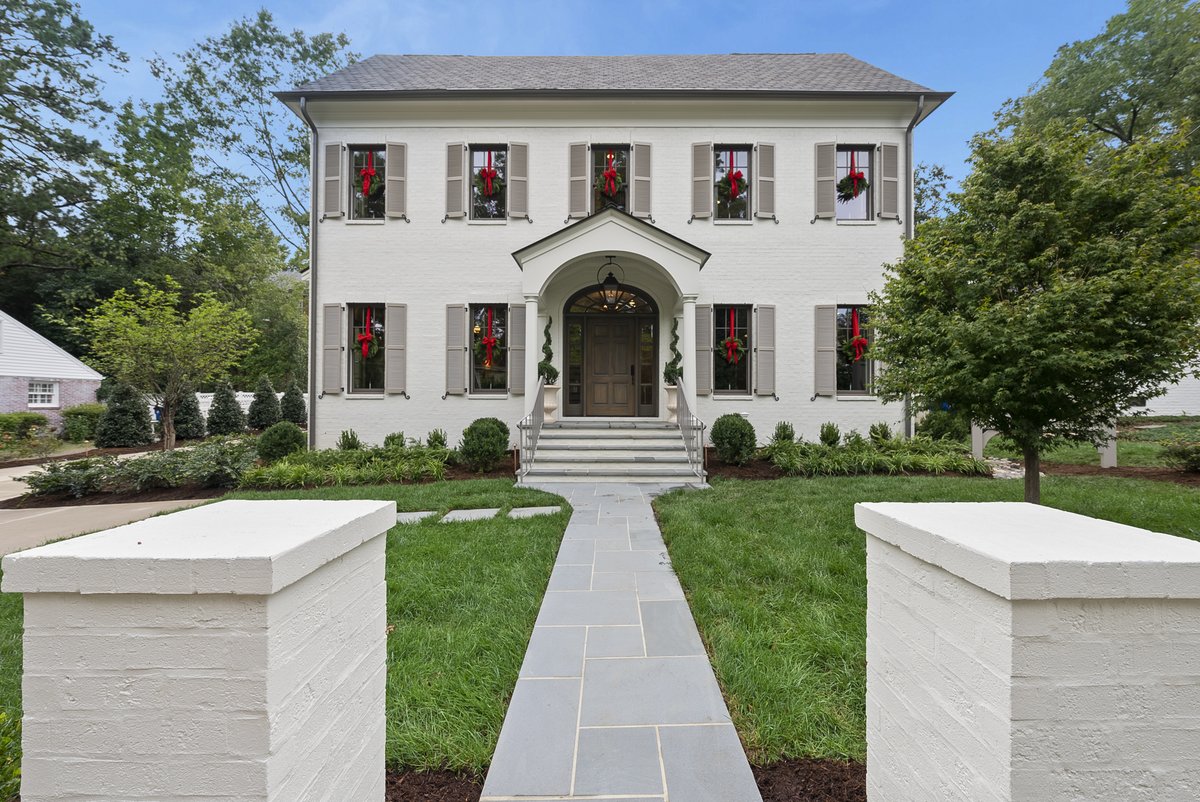 Merry Christmas everyone!  We loved this festive new build from Homes by Dickerson!  #luxury #milliondollarlisting #flyboync #christmas  #MerryChristmas #FestiveHomes #HolidayDecor #LuxuryHomes #HomesByDickerson #NorthCarolinaHomes #DreamHome #HomeDesign #ChristmasDecor #NewBuild