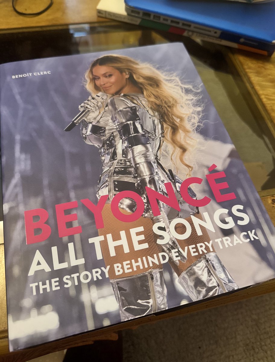 francemothers's tweet image. I’m haven’t been able to open any other gift after this one.. 

It’s literally the production notes and story behind every single Beyonce song. 

Including all of Destiny’s Child, Dreamgirls, Cadillac Records, etc