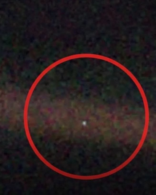 konstructivizm's tweet image. Beautifully said. The "Pale Blue Dot" remains one of the most profound images in human history—a humbling reminder of our place in the cosmos.Captured on February 14, 1990, by NASA's Voyager 1 from about 6 billion kilometers (3.7 billion miles) away, Earth appears as a minuscule…