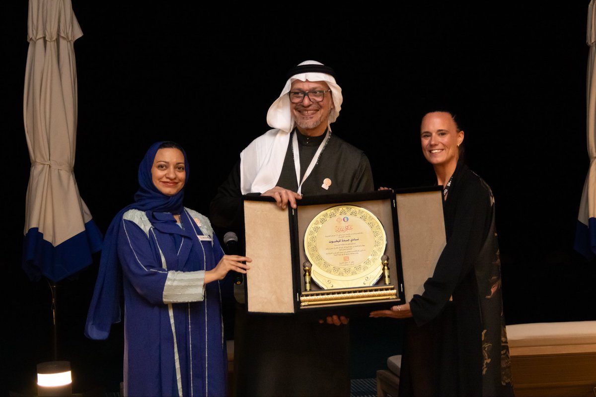 6090Club's tweet photo. أُقيم اللقاء الـ63 لنادي 6090 حياتي الجديدة مساء الأربعاء 24/12/2025 في نادي جدة لليخوت، ضمن أمسية راقية على الواجهة البحرية، جمعت أعضاء النادي في إطار برنامج حياتي الجديدة التحولي الشمولي.

بدأ اللقاء باستقبال وترحيب الأعضاء، تلاه عدد من الفقرات التفاعلية التي عززت روح الألفة والمشاركة، ثم جلسة تنفّس وامتنان أسهمت في تحقيق الاسترخاء والتوازن النفسي. كما اشتمل اللقاء على فقرة توعوية طبية قدّمها د. شهاب أحمد بوسطجي، رئيس قسم العظام بمستشفى الملك فهد بجدة، و لعبة حركية و عمل فني تشكيلي بالشموع و الأصداف البحرية ، واختُتم اللقاء بفقرة فنية مقدمة من فرقة محسونيات بقيادة الأستاذ محسون محسون وبوفيه عشاء في أجواء اتسمت بالبهجة والدفء الإنساني.

وقد قُدّمت الضيافة من قبل Madam Gigi في لفتة كريمة مهداة من عضو النادي  الأستاذ الفاضل أحمد بوسطجي . وفي ختام اللقاء،تم تسليم درع الشكر والتقدير لنادي جدة لليخوت إحدى وجهات شركة صلة ؛ تقديرًا لحسن الاستضافة ومساهمتهم في إنجاح هذا اللقاء بما يتوافق مع قيم النادي في العطاء و الشراكة المجتمعية و بما ينسجم مع رسالة النادي في رفع جودة حياة كبار القدر، وتعزيز التواصل الاجتماعي، وإعادة دمجهم في المجتمع والاستفادة من خبراتهم ضمن بيئة آمنة ومحفّزة . 

#نادي_6090
#حياتي_الجديدة
#جدة
#كبار_القدر
#جودة_الحياة
#الوعي_الصحي
#تمكين مجتمعي 
@jeddahyachtclub