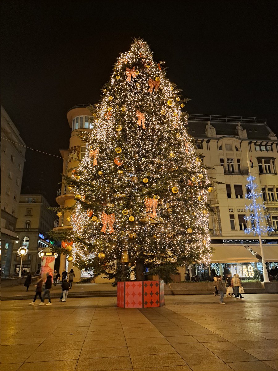 Tayi_Sol's tweet photo. Querido @LaloYanezLue ,
🎅🫎🎄 ¡feliz Navidad! 🎁🎀🤍
¡Que este momento alegre 🫶
te traiga 
paz 🕊 ,
felicidad 🍀
y calidez 🔥 en el ❤️ !
😘 desde Zagreb https://t.co/LXf0r3sGJS