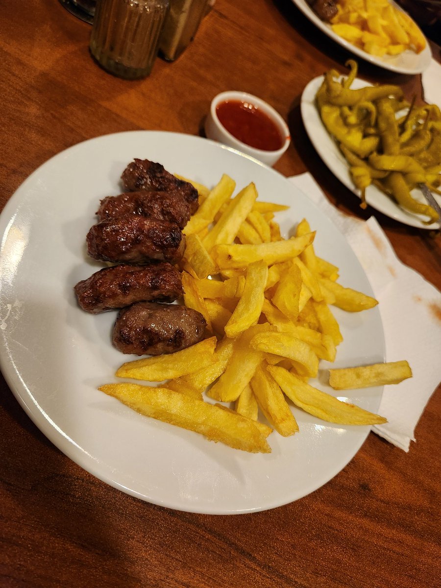 eyazicom's tweet photo. Ankara'da inegöl köfte nenerede yenir?

Bursa İnegöl Köftecisi, Cinnah Cd.

Daha iyisi var mı?

Belllki..

Meşhur İnegöl Köftecisi, Yenimahalle, Ankara. https://t.co/qCudx13L37